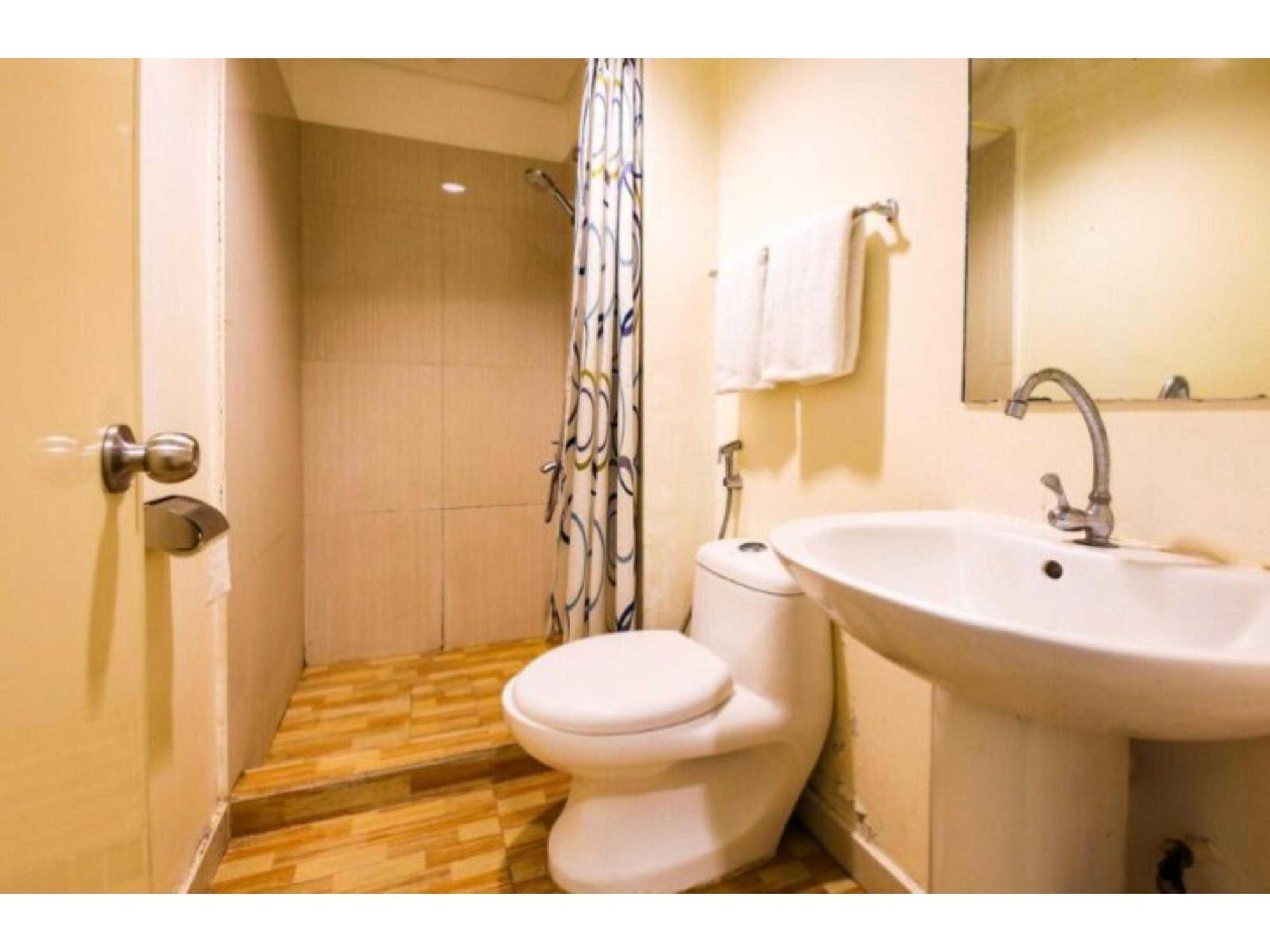OYO 769 Poblacion Suites Polaris Makati City Exterior foto