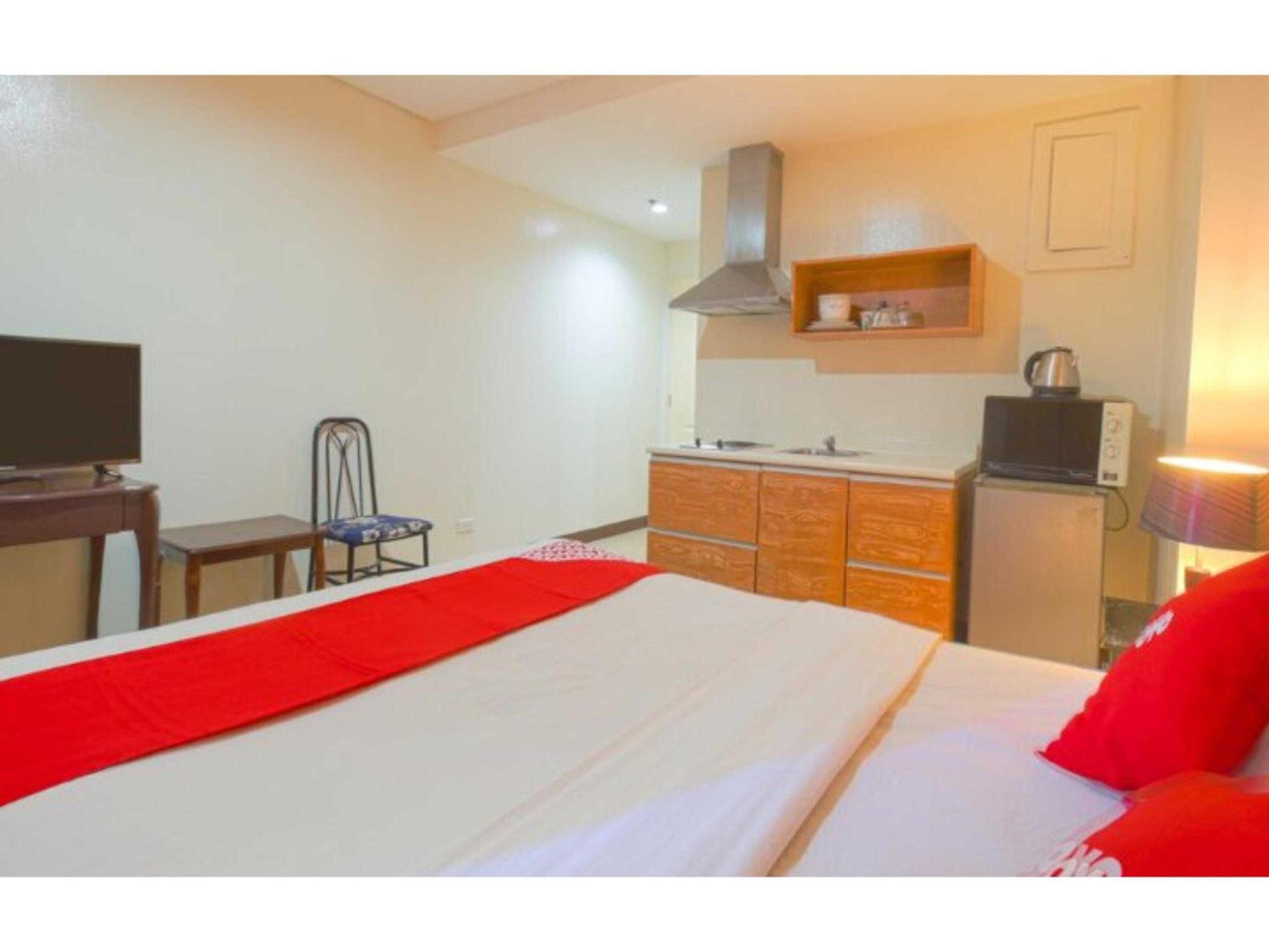 OYO 769 Poblacion Suites Polaris Makati City Exterior foto