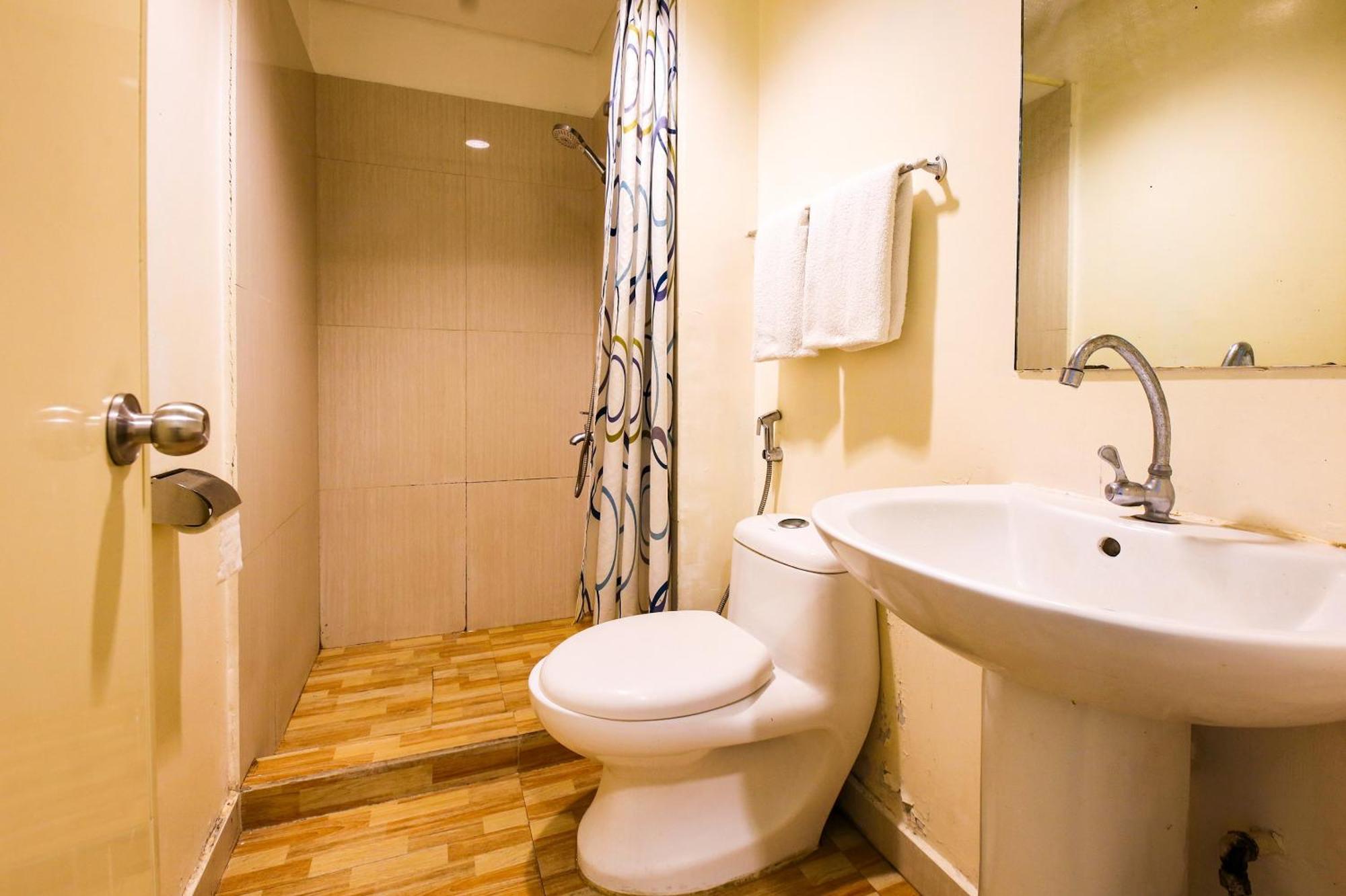 OYO 769 Poblacion Suites Polaris Makati City Exterior foto